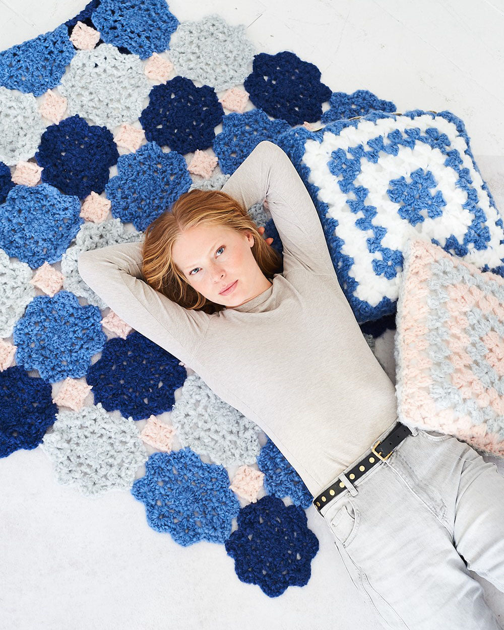 Crochet Blanket and Cushion in Cloudlike Pattern - 10257